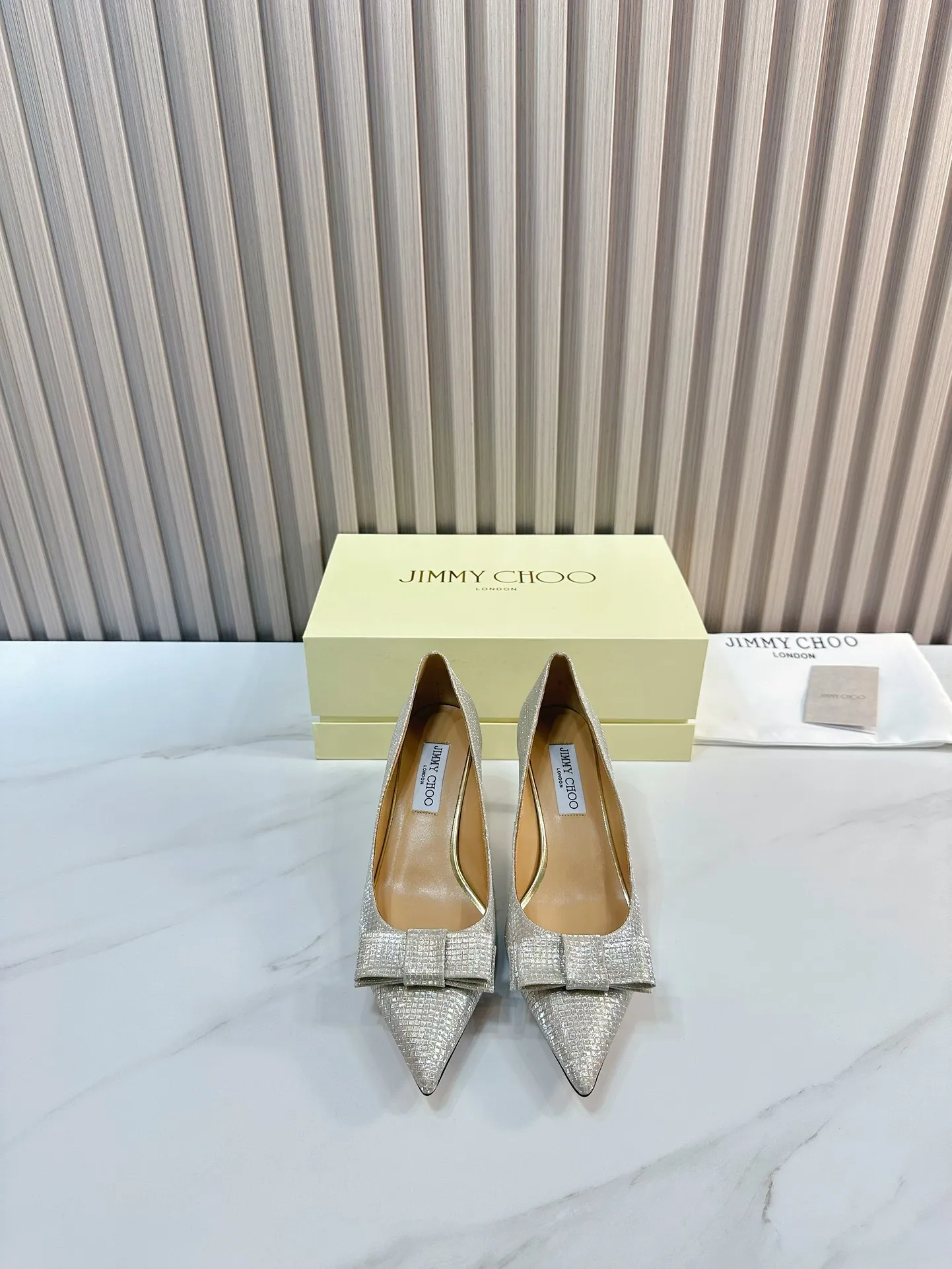 👟👟Ex-factory price 620👟👟 JIMMY CHOO (Jimmy CHOO) 💝💝💝 is a very comprehensive noble fashion lifestyle brand, with a series of women's high-heeled, medium-heeled, flat-heeled sandals with the same straps from major fashion bloggers and celebrities in Hong Kong and the United States.  The Australian pointed toe, round toe and square toe series are simply beautiful. Fall in love with elegance and playful sense of the future. Just by looking at them, you want to own them immediately, but you can really think about a pair of exquisite high heels~~~~~~~~~~~~~~~~~ 💝This series is specially designed for extraordinary and indifferent ladies, thus creating a unique overall effect, Jimmy Choo Design products that inspire women to move forward and show their charm💝💝💝 1⃣️Material: Imported cowhide 2⃣️Inner: Imported Italian lambskin, super soft and delicate 3⃣️Outsole: Imported Italian original original color genuine leather outsole Heel height 6.5 4⃣️Code number: 35 to 39 (34, 40, 41 customized)